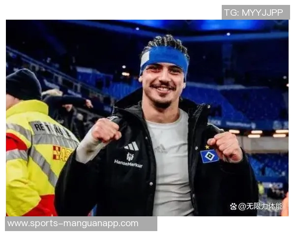 中卫外援拉莫斯身穿国安外套亮相训练场引发球迷热议 中卫外援拉莫斯身穿国安外套亮相训练场引发球迷热议