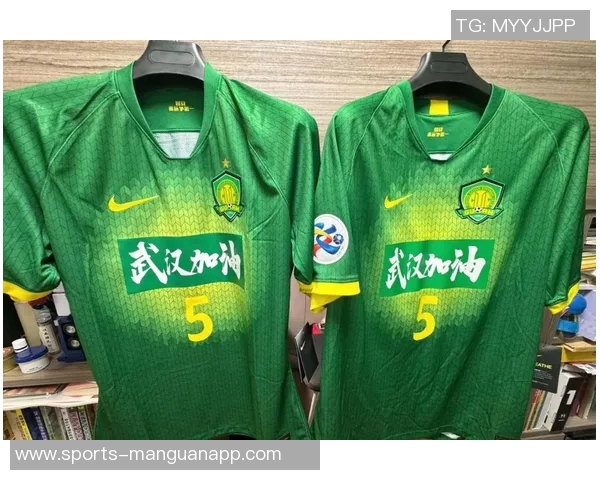 中卫外援拉莫斯身穿国安外套亮相训练场引发球迷热议